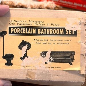 Three-piece porcelain dollhouse bathroom set